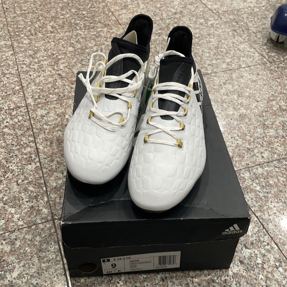 Adidas men cleats size 9